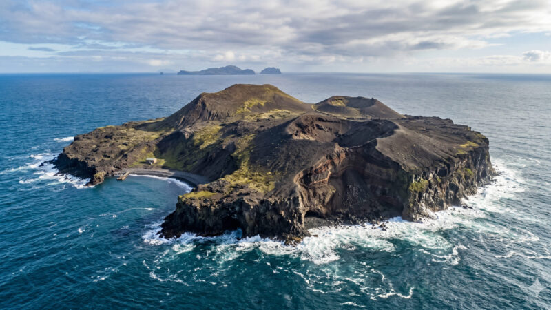 Ilha Surtsey nasceu em 1963 após erupção e passou a ser laboratório natural isolado