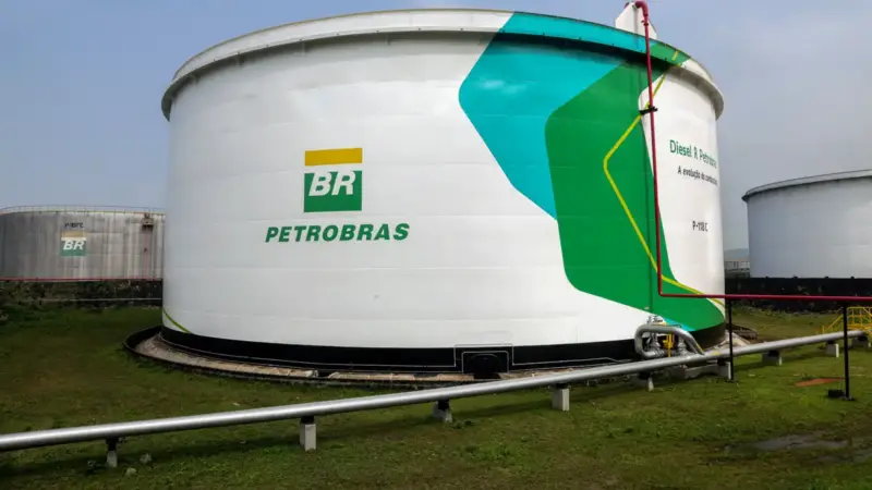 Santander passa a recomendar compra de ações da Petrobras e vê chance de dividendos extraordinários