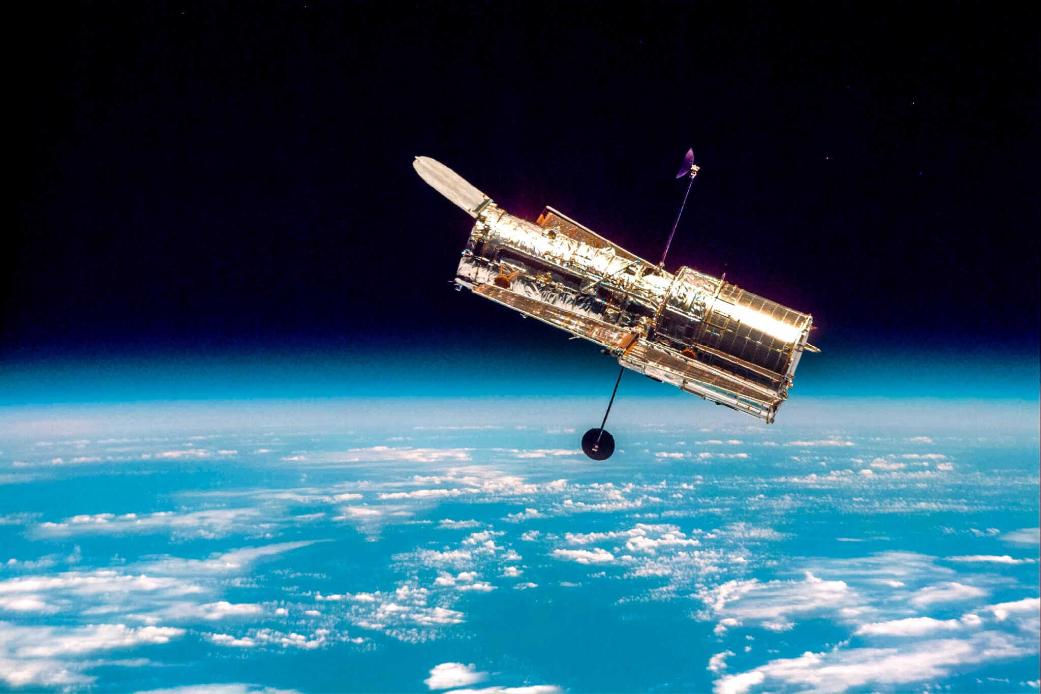 Entenda como telescópio hubble captura imagem de galáxia irregular tênue