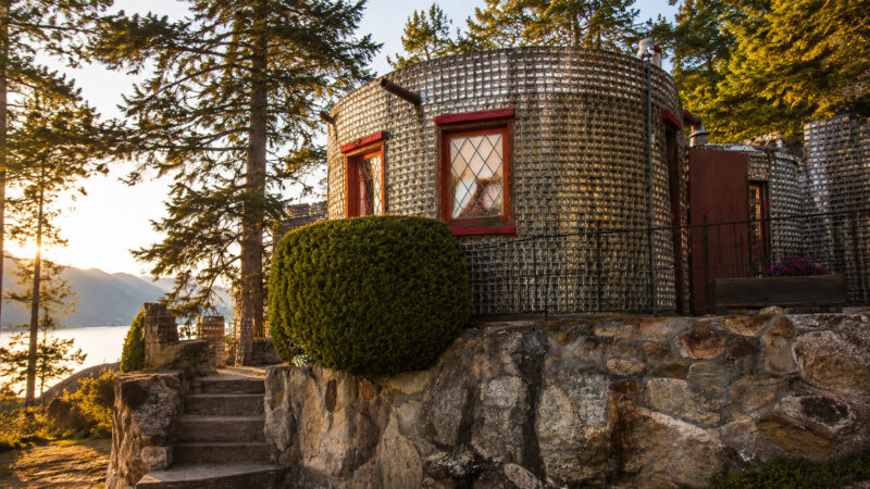 Ex-funcionário funerário constrói casa translúcida com cerca de 500 mil frascos de embalsamamento às margens do lago Kootenay