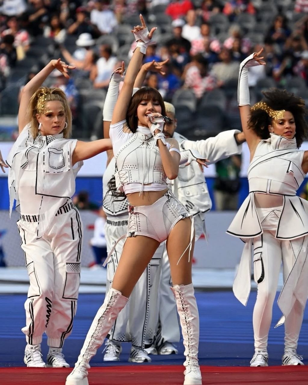 Casimiro se surpreende com a força do fandom de Lisa durante abertura da Copa