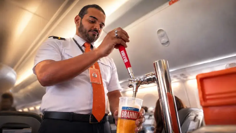 Gol e Brahma lançam chope não pasteurizado grátis em 1.000 voos por um ano