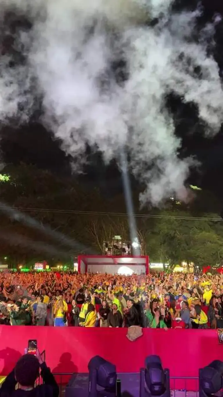 Cerca de 10 mil torcedores celebram gols do Brasil na Arena Brasileira, em SP