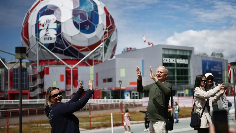Torcedores se animam para a abertura da Copa no Canadá