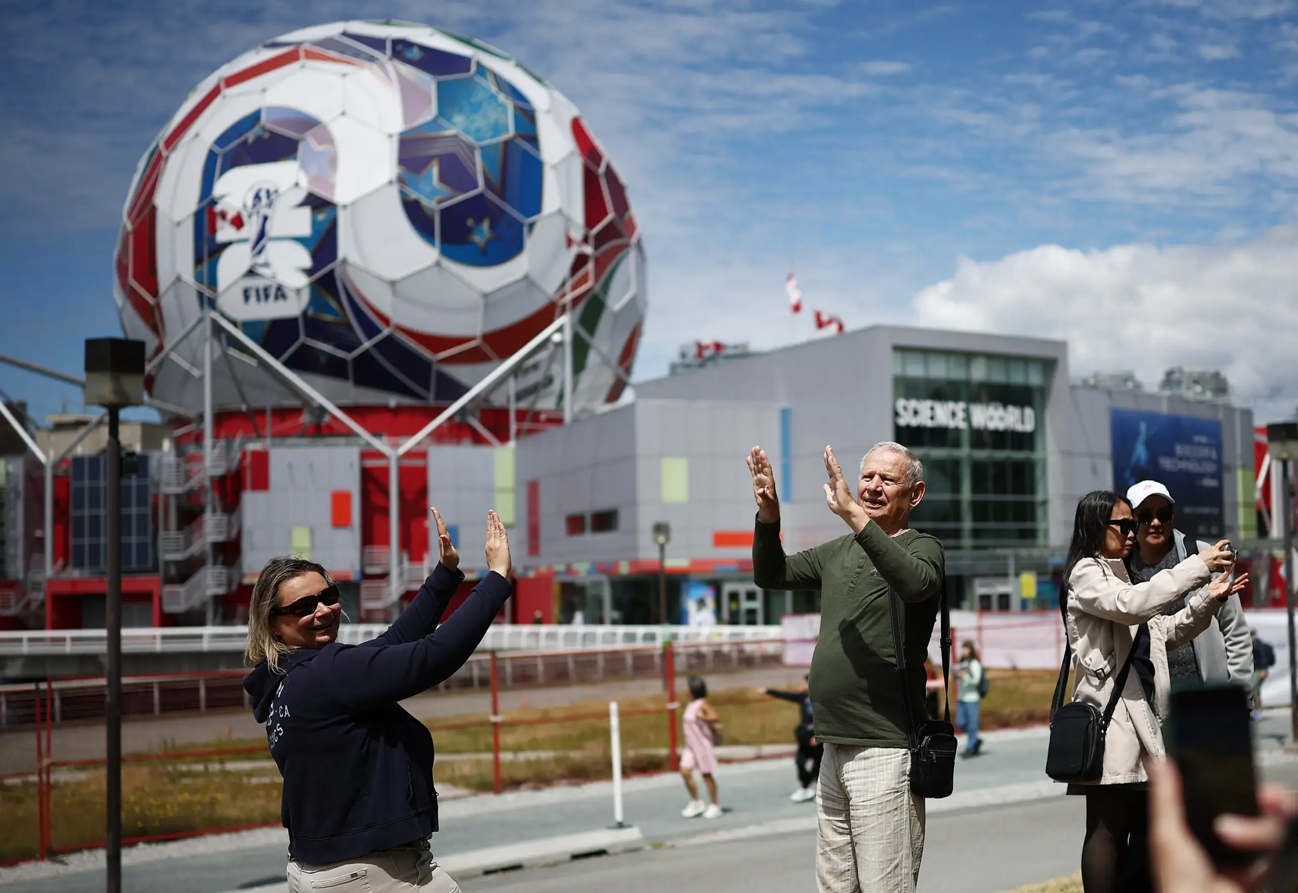 Torcedores se animam para a abertura da Copa no Canadá