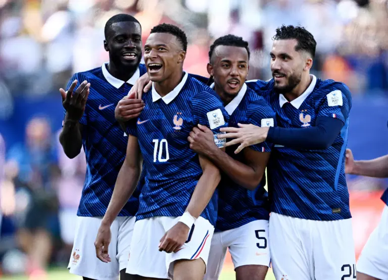 França derrota Iraque por 3 a 0 após quase quatro horas de paralisação; Mbappé marca duas vezes