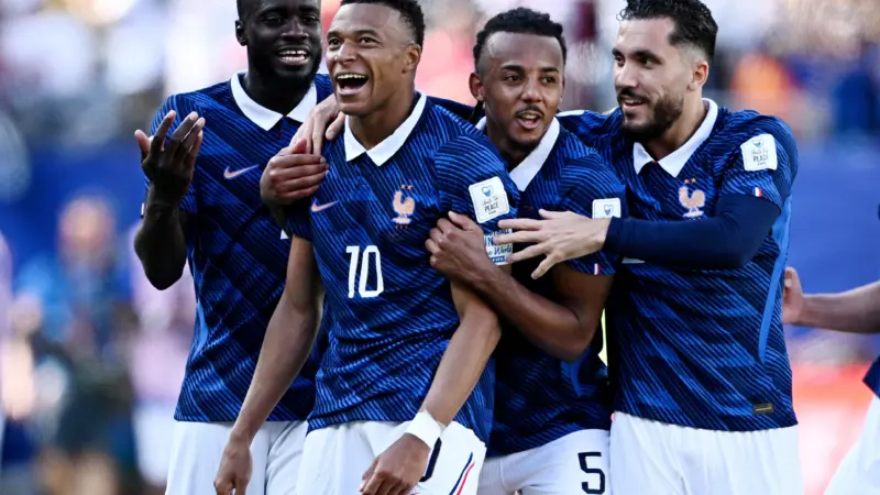 França derrota Iraque por 3 a 0 após quase quatro horas de paralisação; Mbappé marca duas vezes