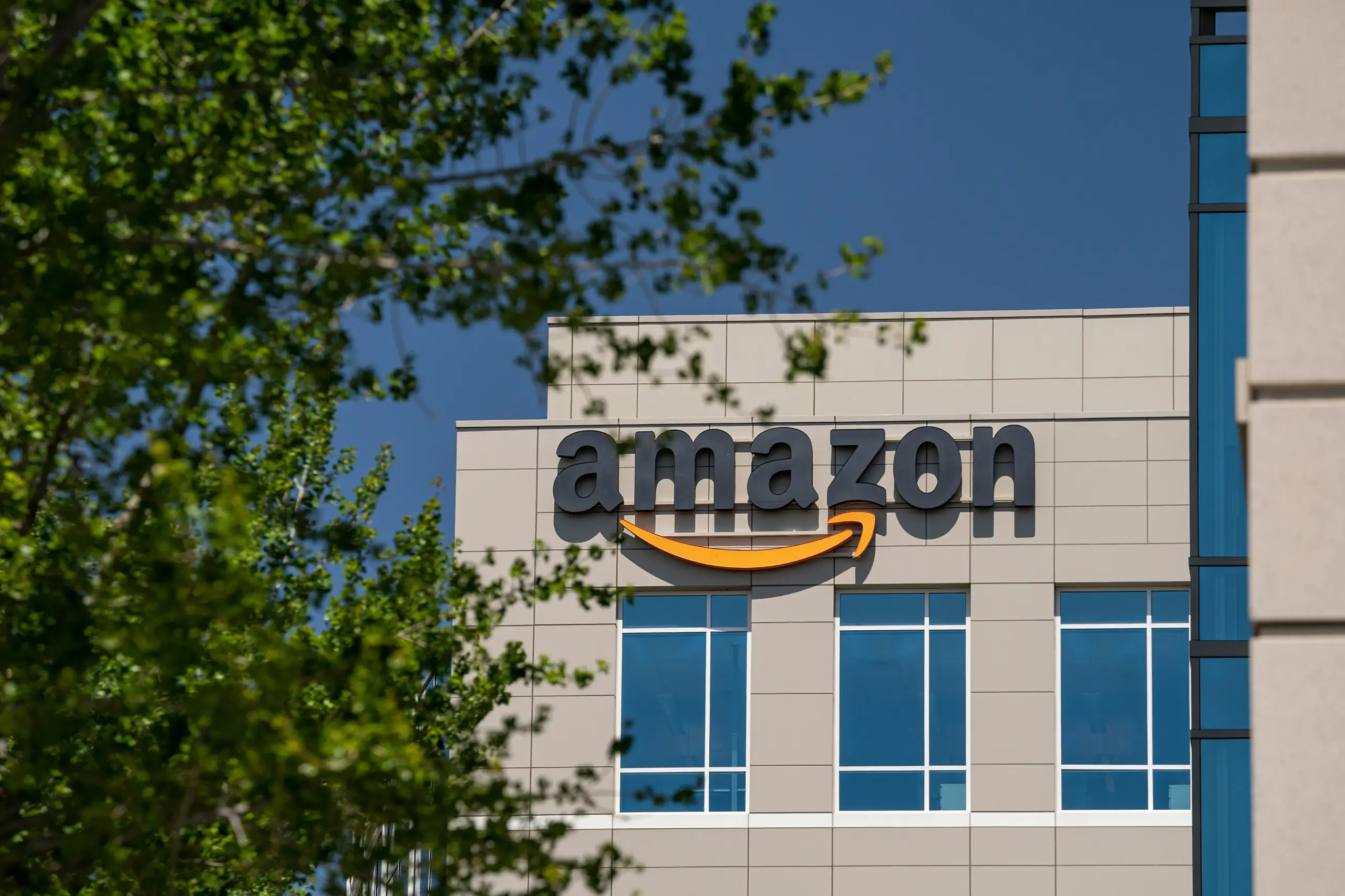Amazon confirma negociações para vender chips de IA e ações sobem