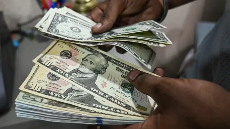 Conheça dólar hoje recua com atenção a ameaça tarifária dos eua ao brasil e impasse no irã