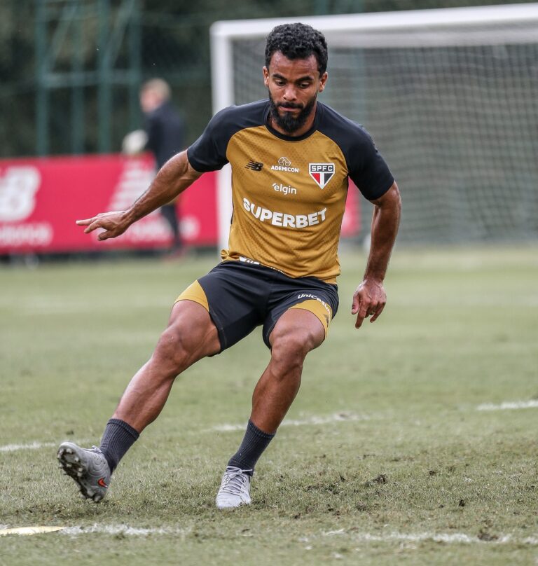 São Paulo realiza treinos em dois períodos e segue em intertemporada