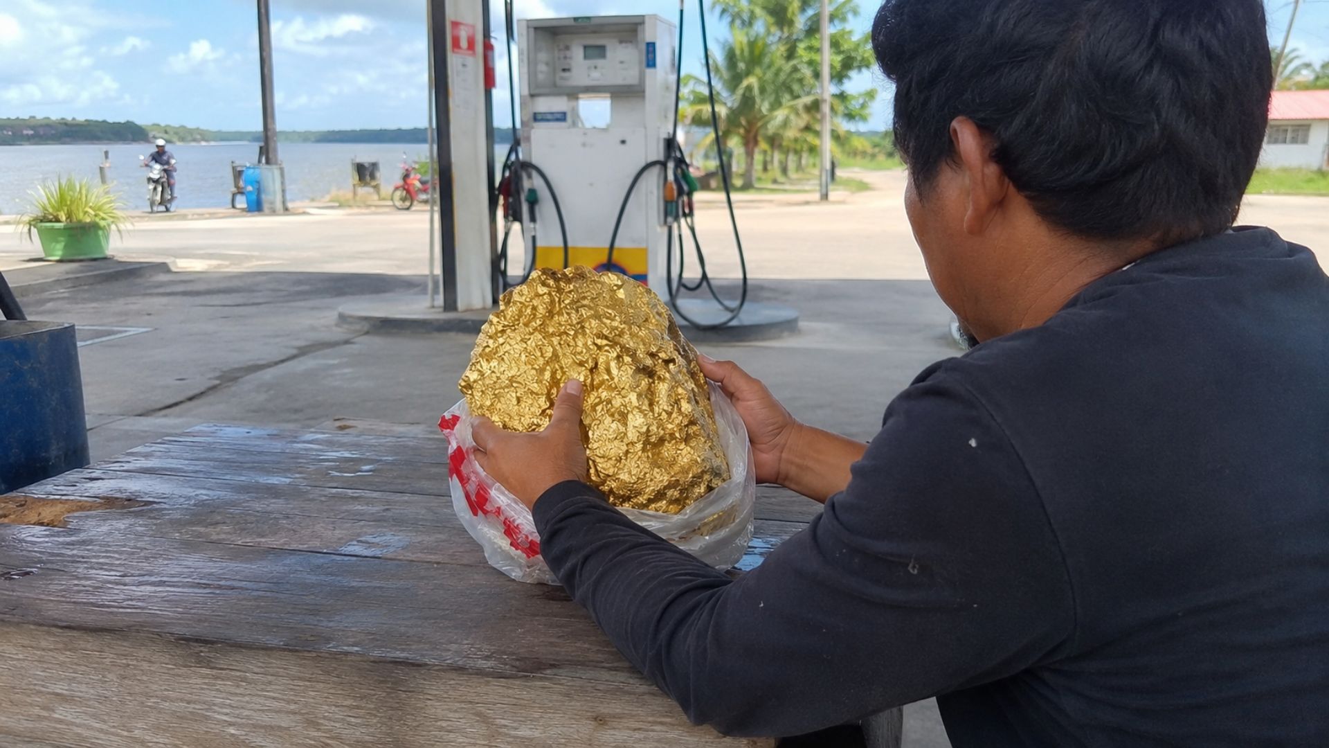 Pepita gigante que viralizou em posto de Oiapoque era pedra pintada de dourado, diz vídeo