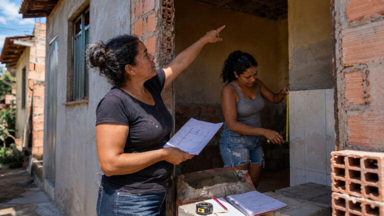 Mulheres da periferia de Belo Horizonte aprenderam a planejar reformas e reduzir dependência de pedreiros e dívidas