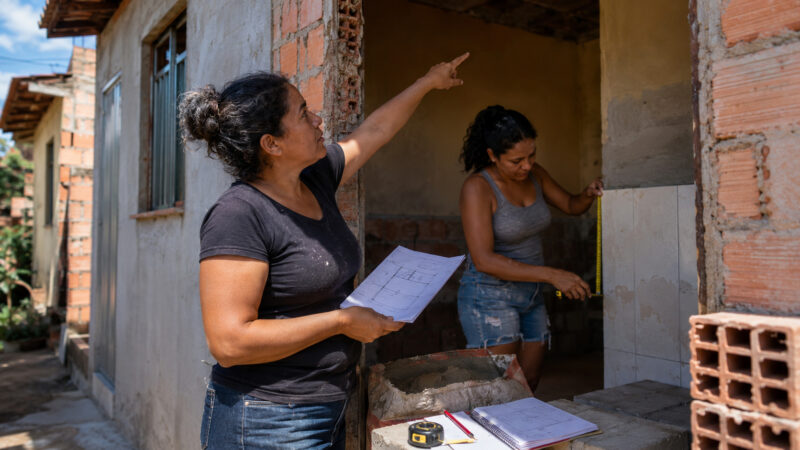 Mulheres da periferia de Belo Horizonte aprenderam a planejar reformas e reduzir dependência de pedreiros e dívidas