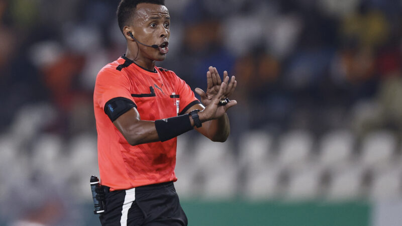 Árbitro somali barrado nos EUA é recebido como herói em Mogadíscio