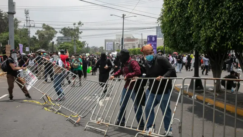 Protestos e confrontos com a polícia marcam estreia da Copa no México