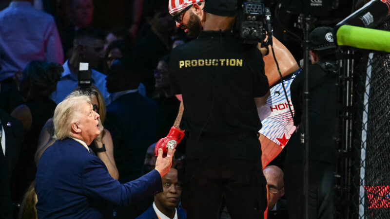 Trump comemora 80º aniversário na Casa Branca assistindo a evento do UFC