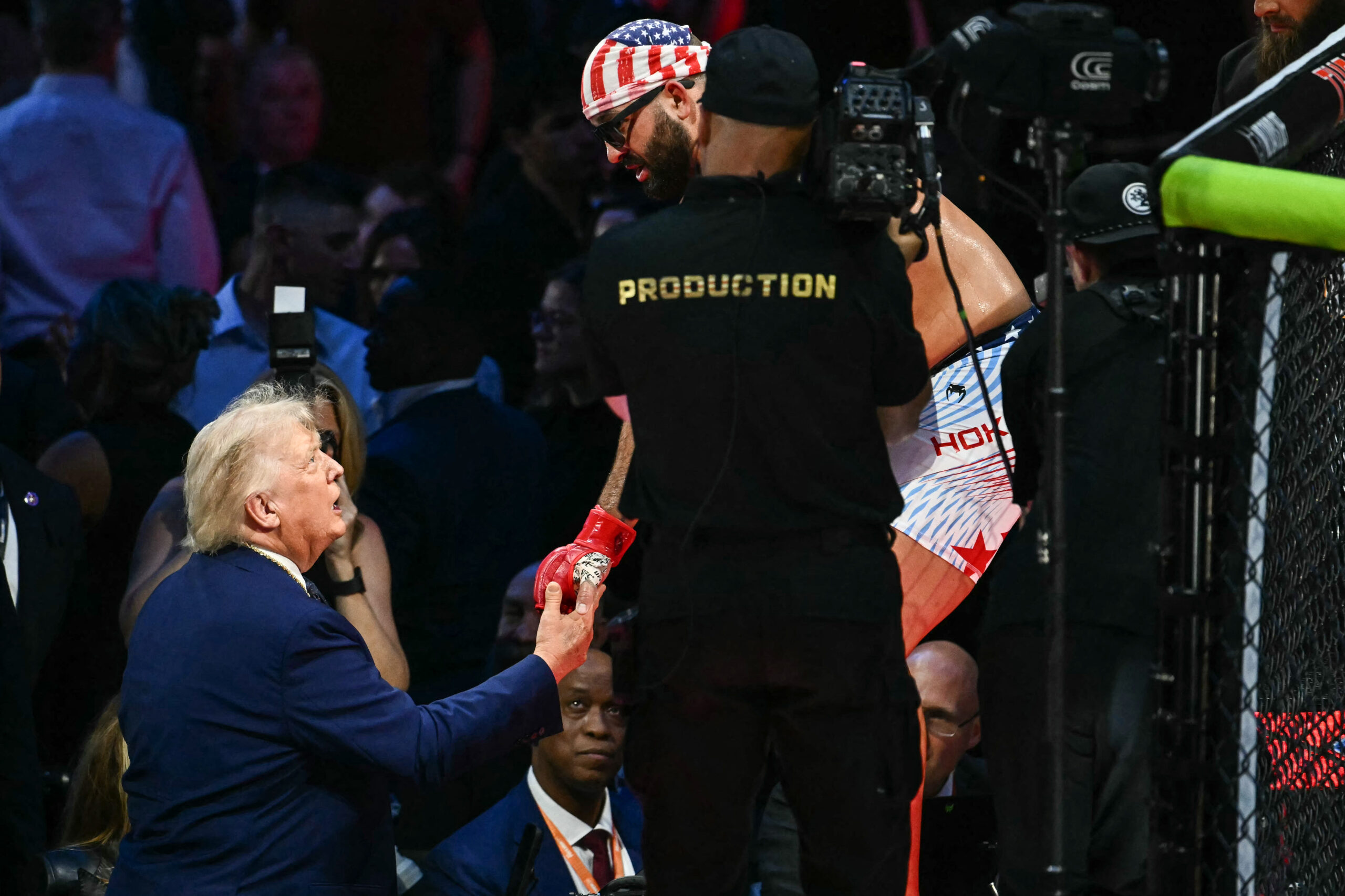 Trump comemora 80º aniversário na Casa Branca assistindo a evento do UFC