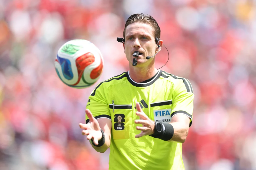 Fifa anuncia equipes de arbitragem para jogos desta quarta-feira da Copa; César Ramos comandará Escócia x Brasil