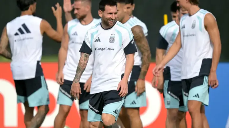 Messi participa de treino da Argentina em Kansas City após comunicado sobre saúde do pai