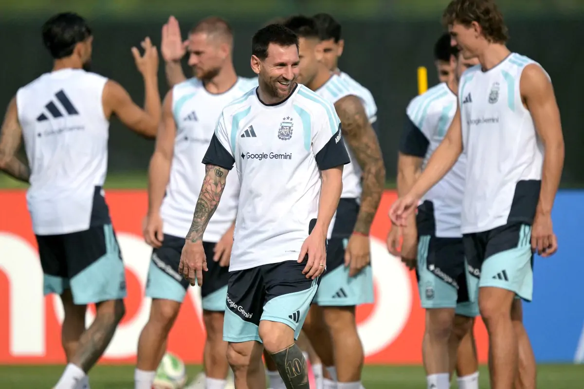 Messi participa de treino da Argentina em Kansas City após comunicado sobre saúde do pai