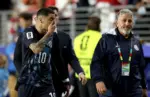 Almirón é expulso no primeiro tempo por cobrir a boca em jogo entre Paraguai e Turquia