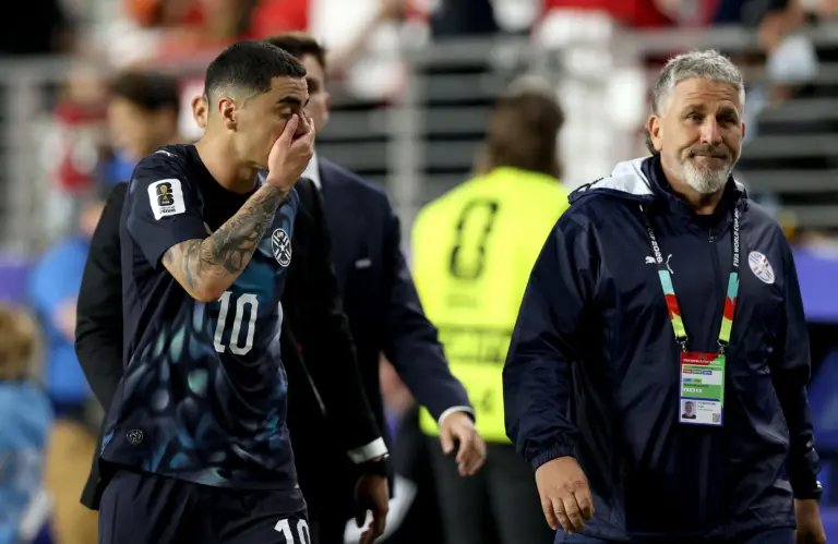 Almirón é expulso no primeiro tempo por cobrir a boca em jogo entre Paraguai e Turquia