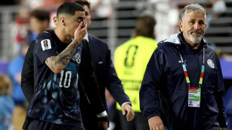 Almirón é expulso no primeiro tempo por cobrir a boca em jogo entre Paraguai e Turquia