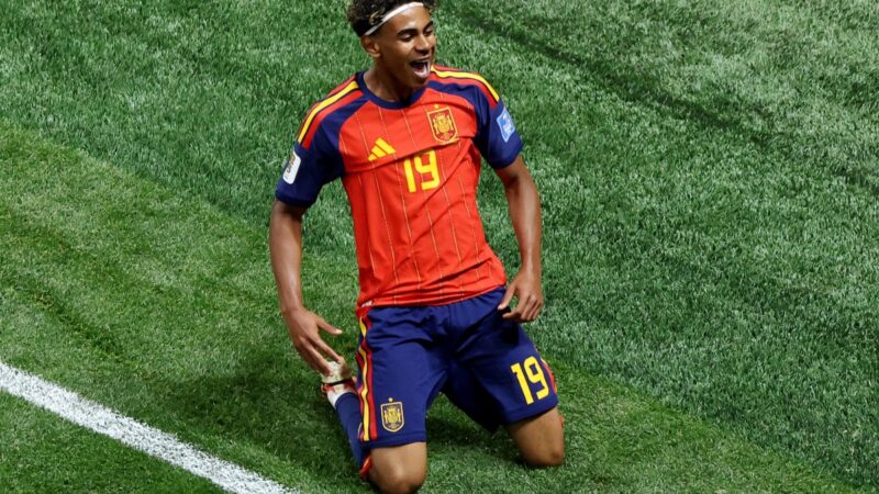 Lamine Yamal, titular pela primeira vez, marca pelo Espanha na Copa e supera marca de Messi
