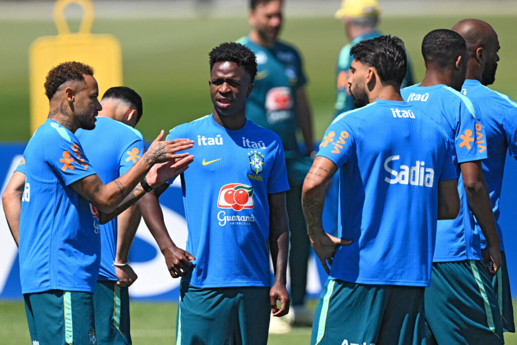 Neymar treina normalmente e titulares são preservados no último trabalho antes da Escócia
