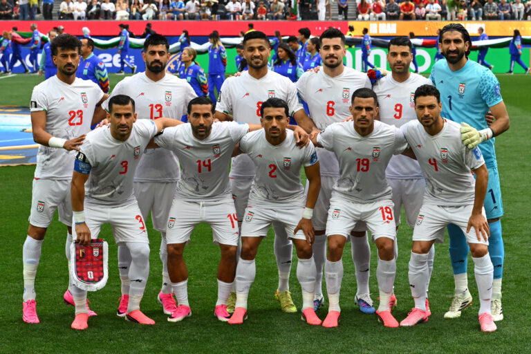 Torcedores mexicanos enviam carta de apoio à seleção do Irã durante a Copa