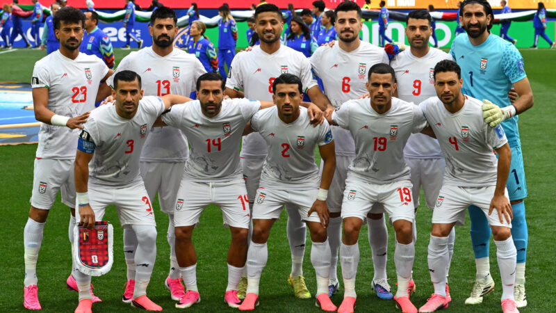 Torcedores mexicanos enviam carta de apoio à seleção do Irã durante a Copa