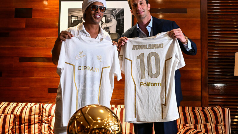 Ronaldinho Gaúcho é apresentado pelo Ravenna FC em evento nos EUA