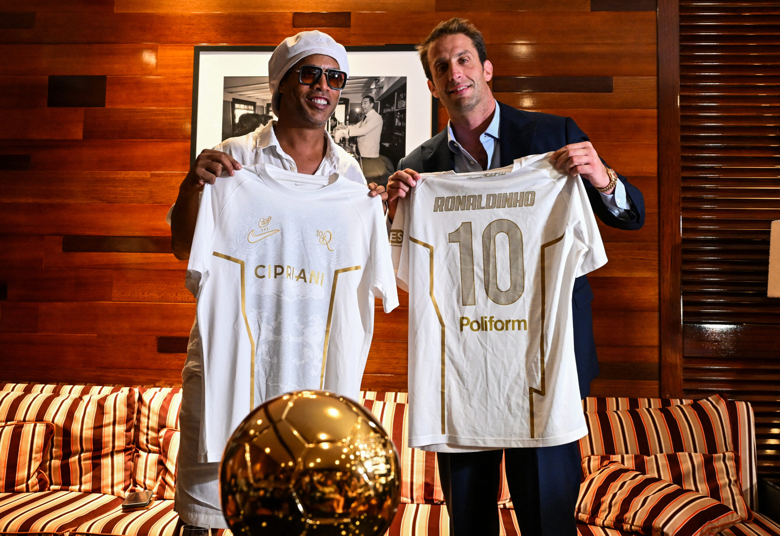 Ronaldinho Gaúcho é apresentado pelo Ravenna FC em evento nos EUA