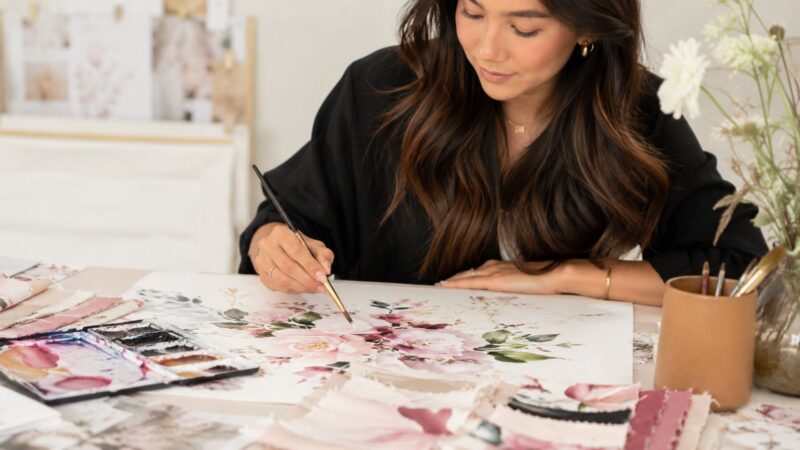 Aos 17 anos, Luana Amy pintou à mão estampa em aquarela e fundou La’s Clothing; marca já vendeu 135 mil peças e mira R$ 15 milhões em 2026