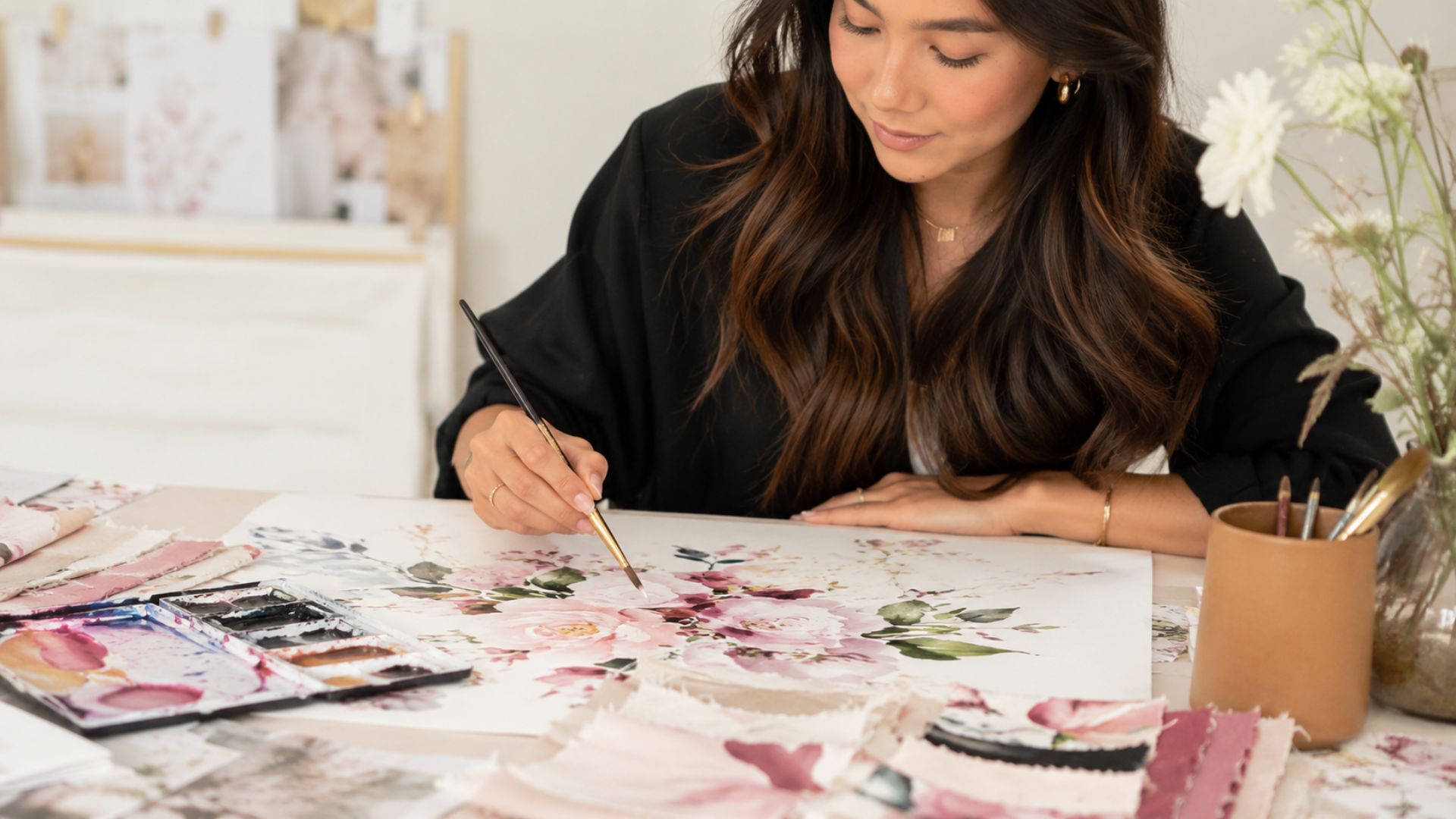 Aos 17 anos, Luana Amy pintou à mão estampa em aquarela e fundou La’s Clothing; marca já vendeu 135 mil peças e mira R$ 15 milhões em 2026