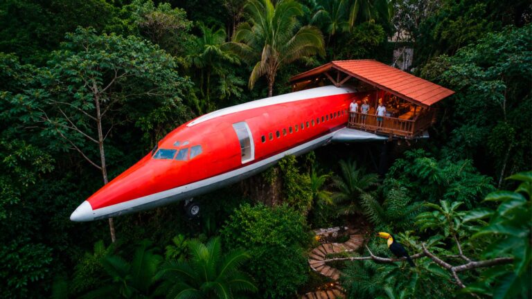 Avião aposentado foi desmontado, transportado por caminhões e virou suíte de hotel na selva da Costa Rica