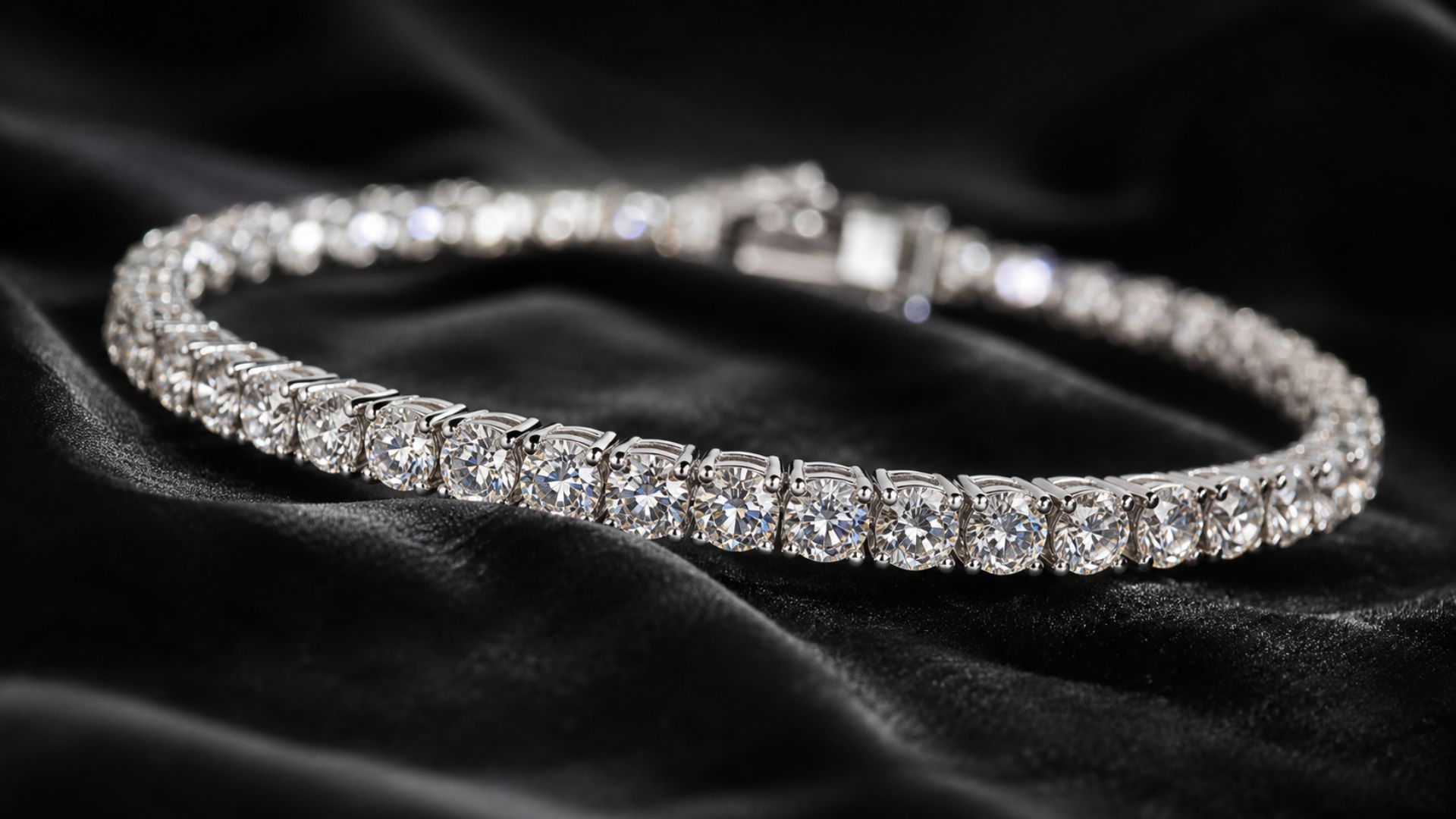 Bolsa comprada por US$ 8 em brechó da Goodwill escondia pulseira de diamantes de US$ 1.200