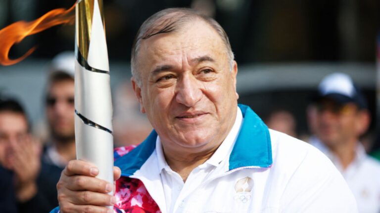 Nadador soviético Shavarsh Karapetyan mergulhou cerca de 40 vezes em lago gelado para resgatar passageiros de ônibus em 1976