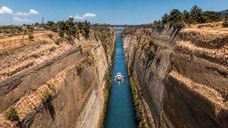 Canal de Corinto: atalho esculpido na rocha que encurta rotas no Mediterrâneo e impressiona até hoje