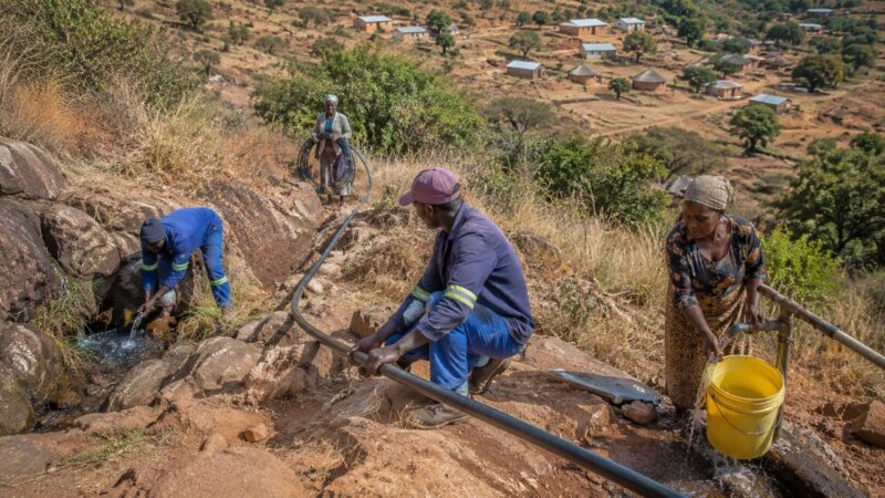 Moradores de aldeias em Ha-Matsa conectam nascente a torneiras e levam água a quase 5.000 pessoas