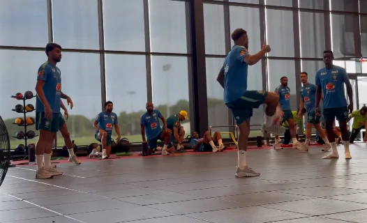 Neymar participa de altinha com companheiros na preparação da Seleção em Nova Jersey