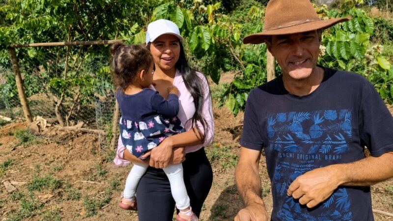 Conheça casal larga a cidade para viver na roça, cultiva horta sem agrotóxicos e vê couves, repolhos e brócolis serem destruídos por ataque inesperado, mas decide arrancar tudo, replantar mud…