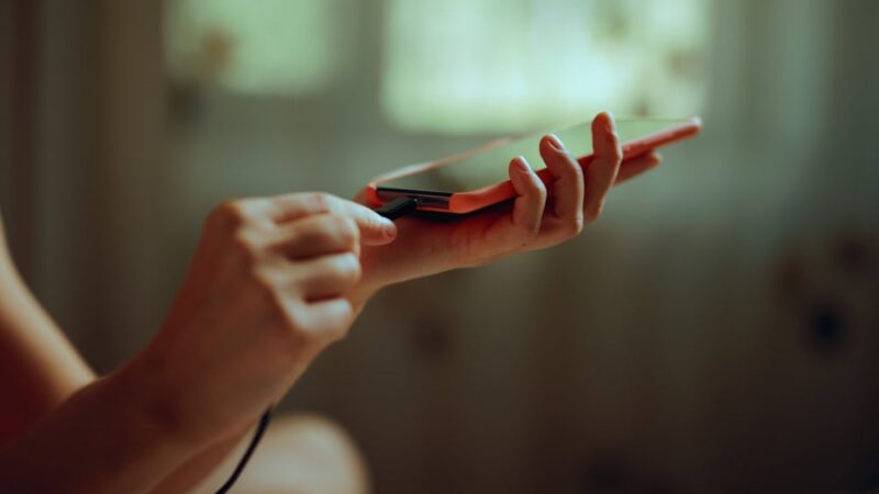 Carregadores na tomada consomem energia mesmo sem o celular conectado