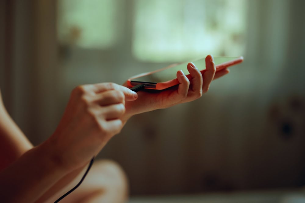 Carregadores na tomada consomem energia mesmo sem o celular conectado