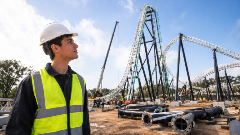 Jovem que construiu montanha-russa no quintal passa de projeto caseiro a coordenador de atração de 737 toneladas no Cacau Park