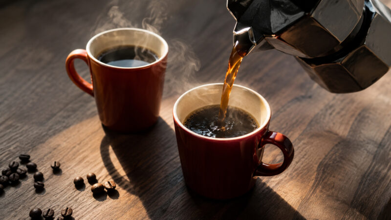 Veja como o cafezinho de todo dia pode esconder uma das estratégias mais inesperadas para enfrentar a crise climática, combater a solidão urbana e reconstruir os laços humanos que sustentam com…