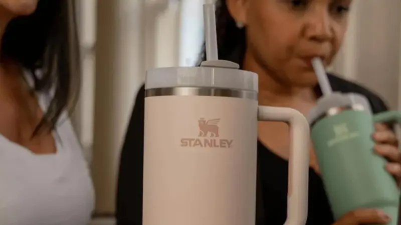 Super Sale da Stanley oferece cupons de até 54% em copos, garrafas e acessórios