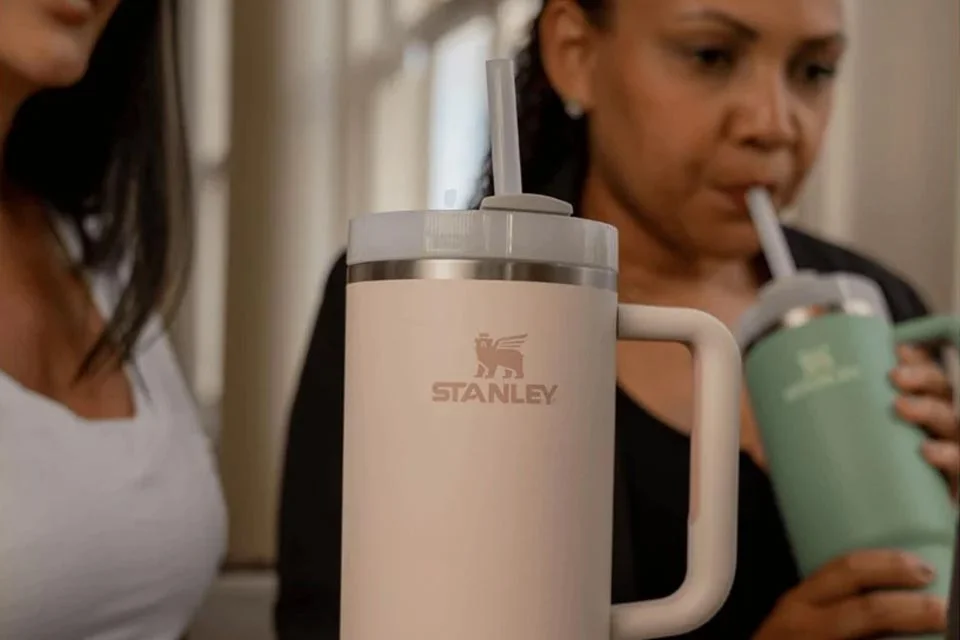Super Sale da Stanley oferece cupons de até 54% em copos, garrafas e acessórios