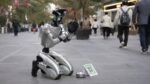 Robôs humanoides aparecem nas ruas da China pedindo dinheiro com QR Code para pagar energia — 18/06/2026