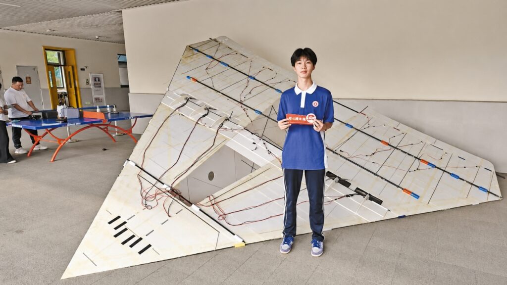 Estudantes chineses constroem avião de papel teleguiado de 6,06 metros e realizam voo de quase 15 minutos em projeto escolar para tentar recorde mundial